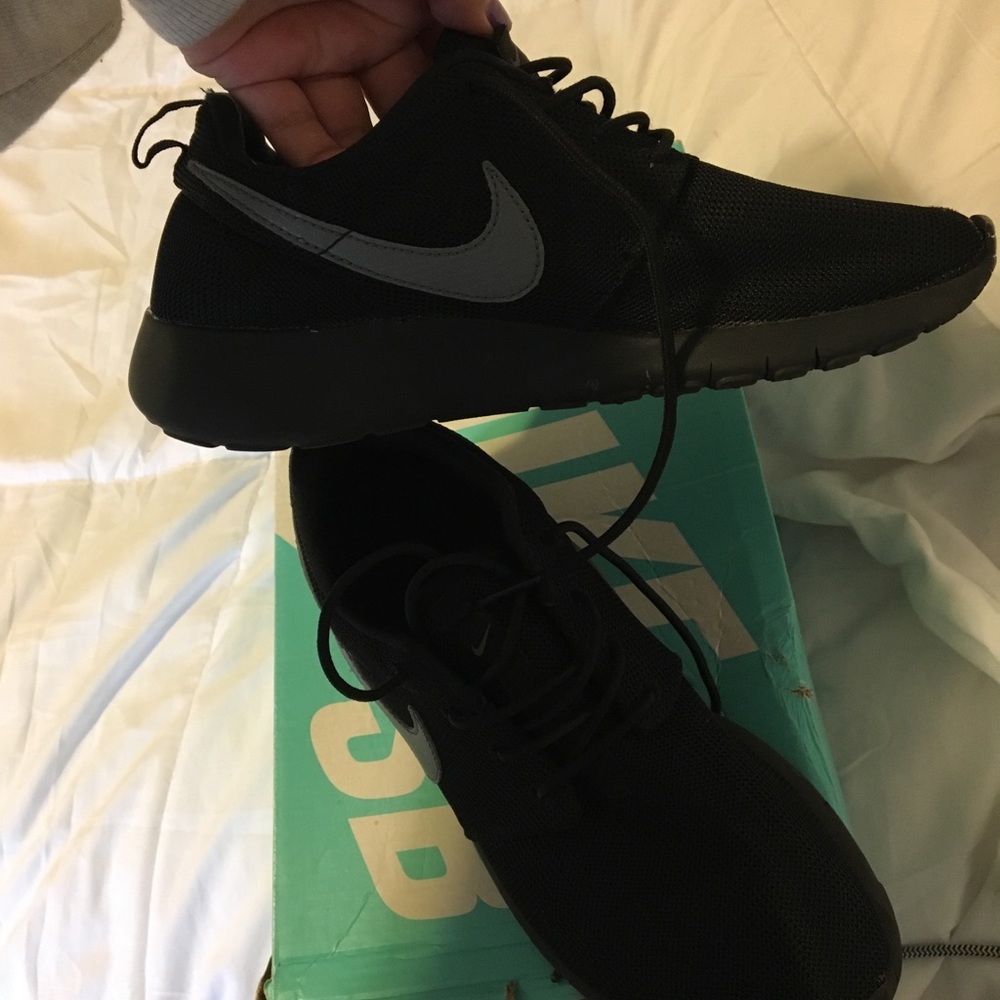 Nike black shoes 6Y = 7 women